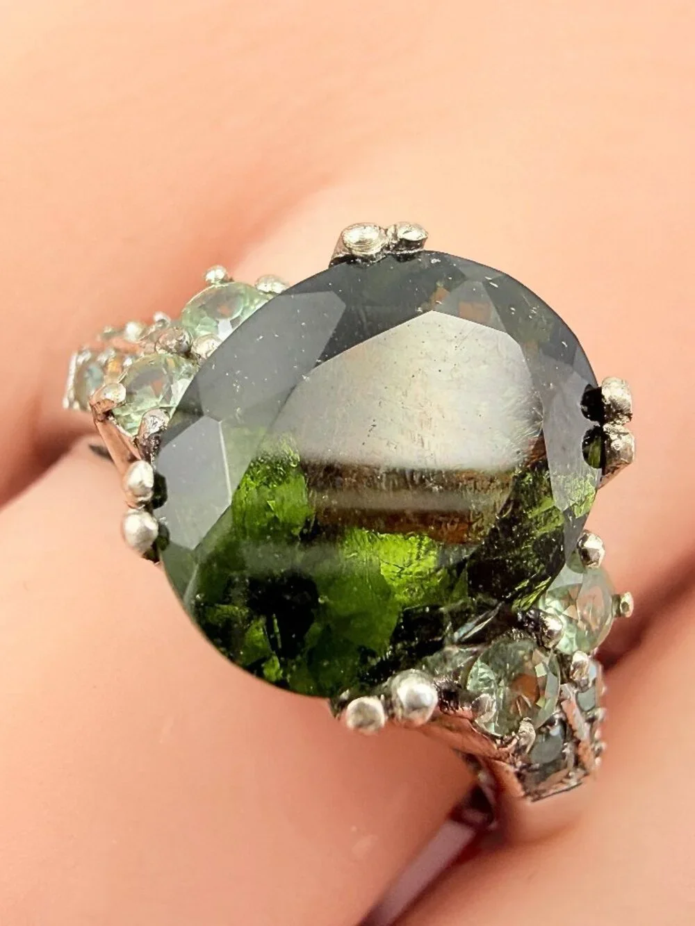 Contemporary Marked Sterling Silver Green Oval Faceted Glass Cocktail Ring Sz 8